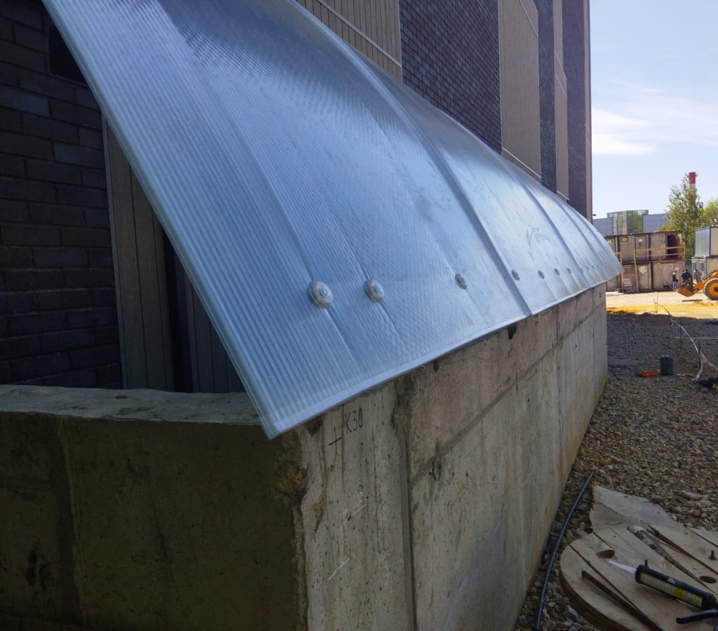 Навес покрыт сотовым поликарбонатом