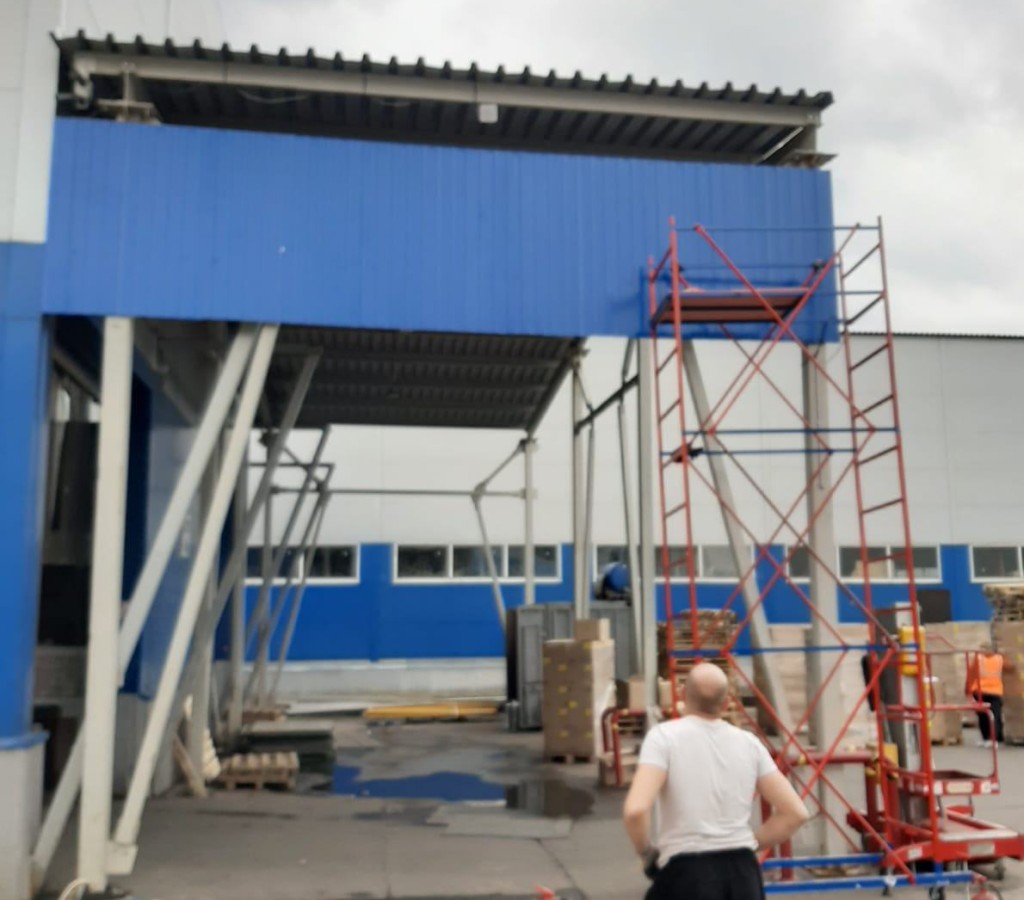 Навес покрыт и зашит профлистом