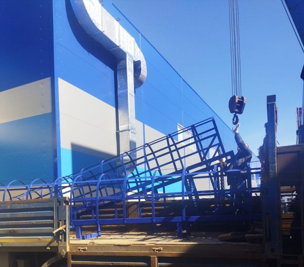 Разгрузка секций лестницы