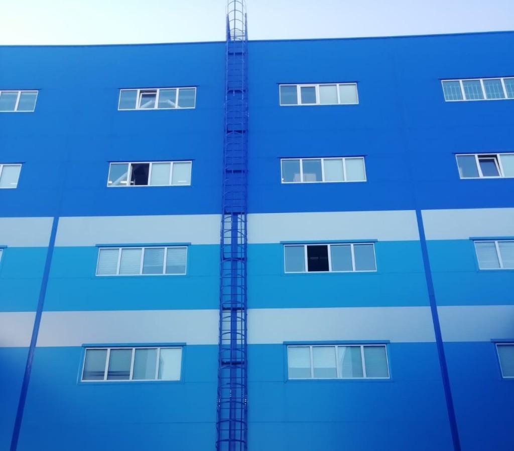 Высота пожарной лестницы - 16 метров