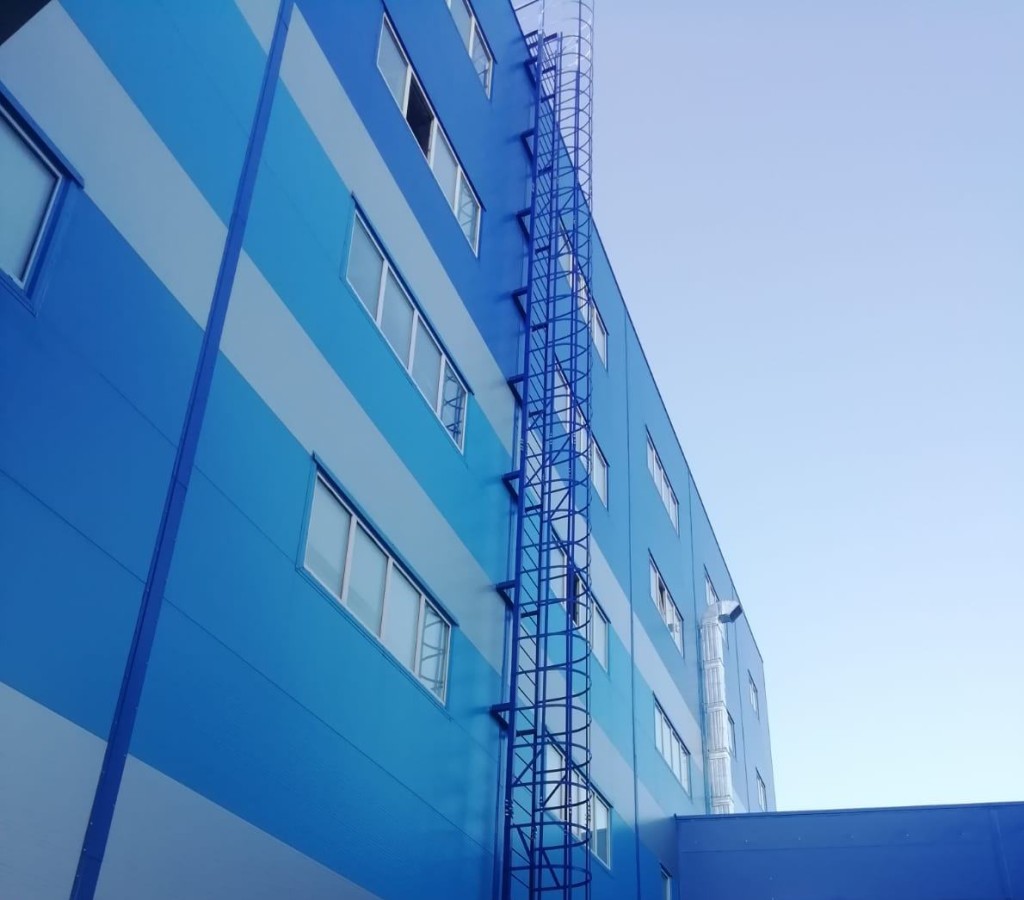 Лестница соответствует исполнению П1-2 и имеет ограждение