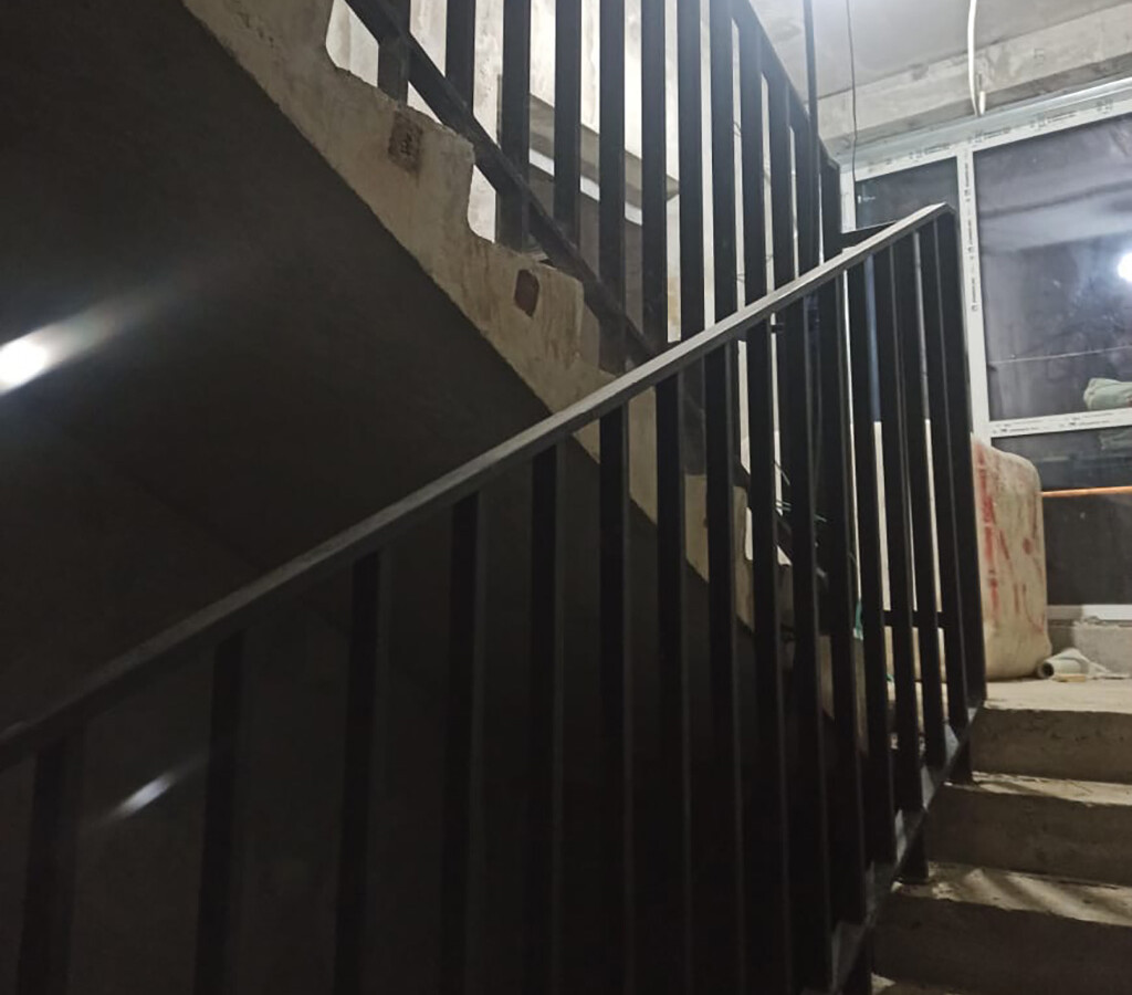 Общий вид смонтированных лестничных ограждений