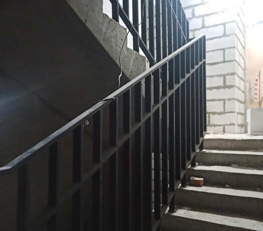 Перила покрывались черной матовой краской