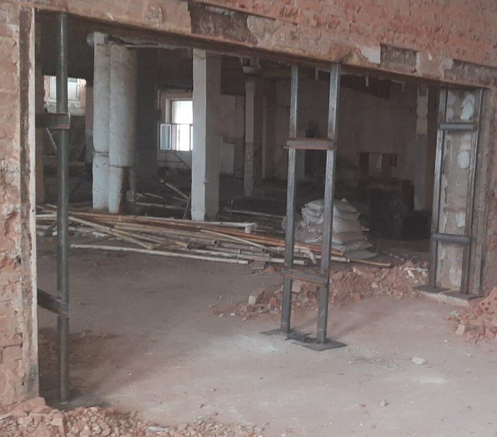 Перед началом работ выставлялись временные стойки