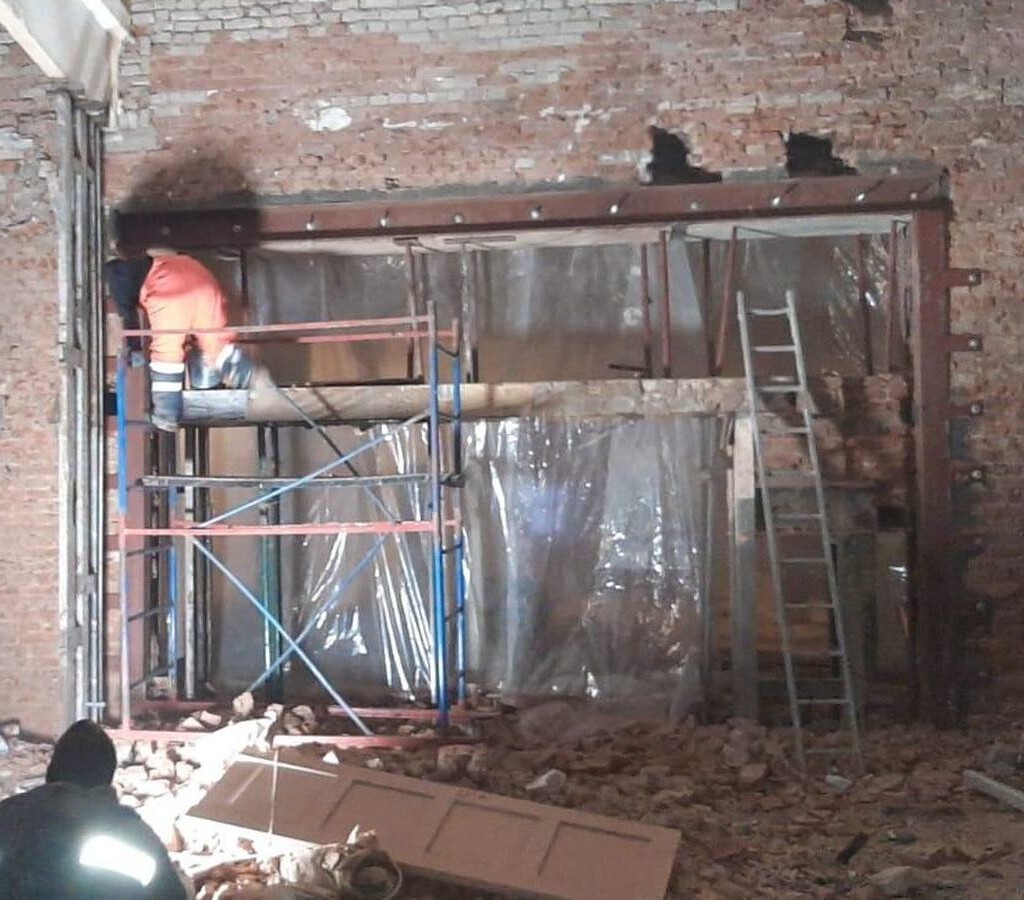 Процесс монтажа металлоконструкций усиления