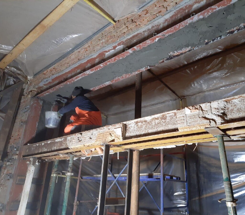 По завершению монтажа проемы штукатурились