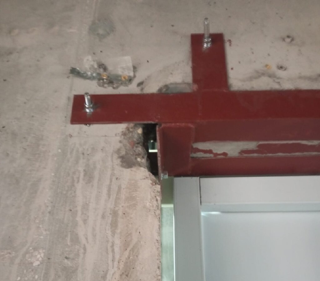 Усиленная металлическая рама закреплена над проёмом лифта, обеспечивая дополнительную жёсткость конструкции.