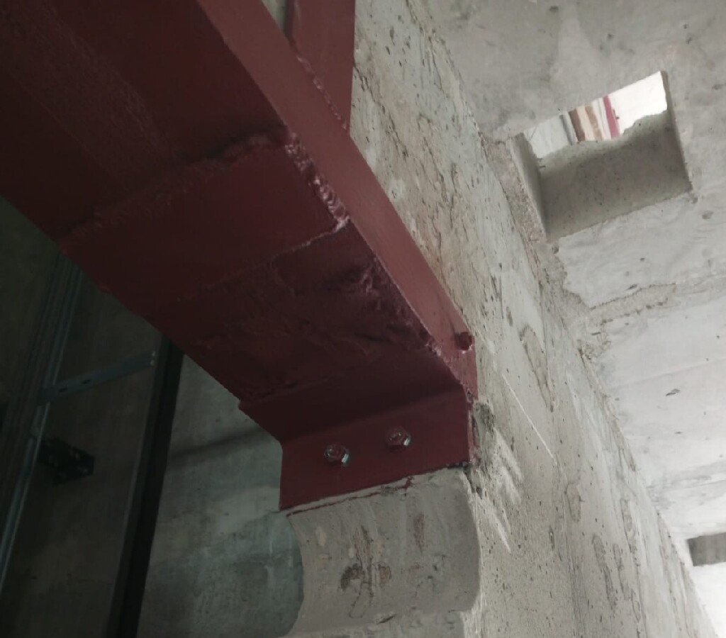 Красный грунт защищает стальные элементы от коррозии и подчёркивает прочность сварных соединений.