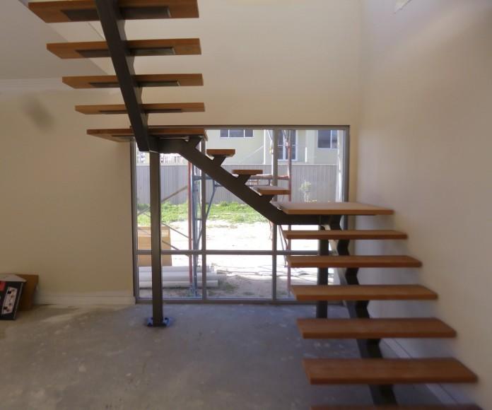 Сами косоуры изготовлены из прямоугольной трубы