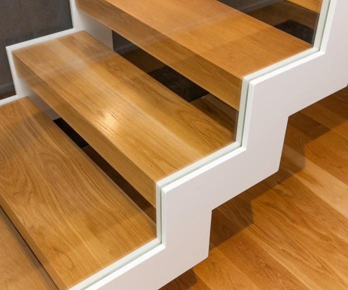 Именно за счет такой схемы и фиксируется стекло