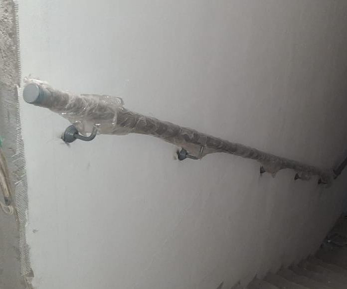 Поручень поставляется в плёнке, чтобы избежать повреждений