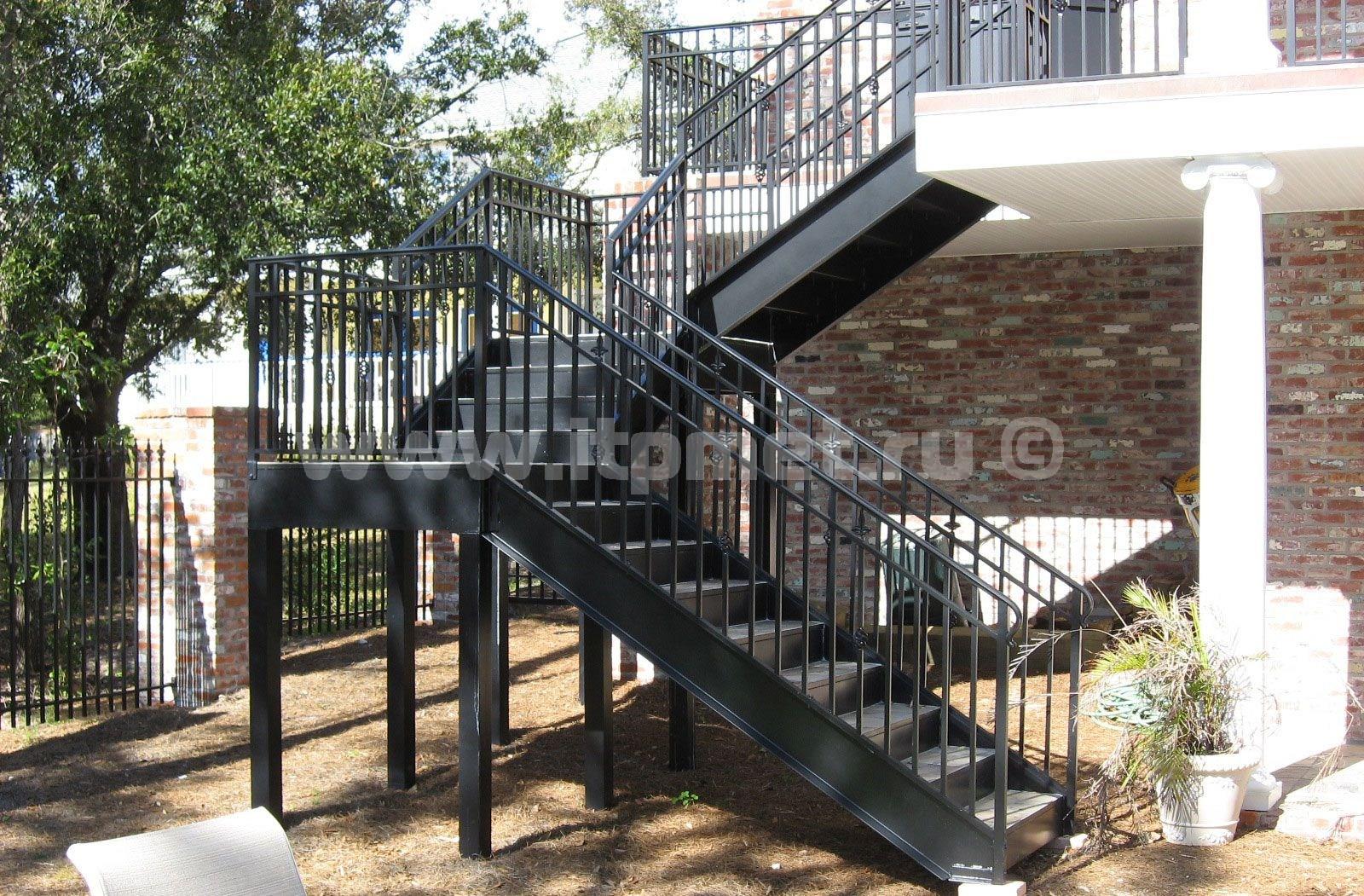 Уличная лестница второй. Наружная металлическая лестница. Лестница металлическая уличная. Лестница наружная металлическая на второй этаж. Наружные лестницы из металла.