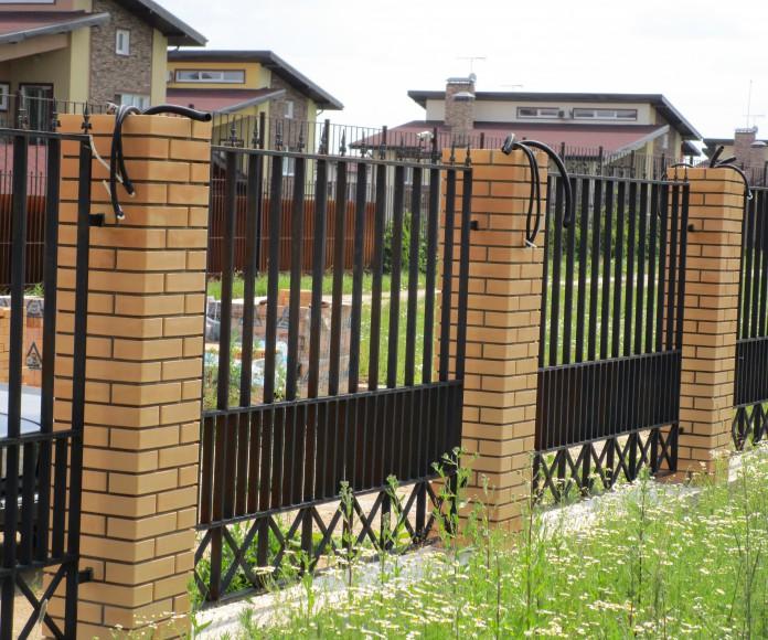 Фото Забор на территории коттеджного поселка