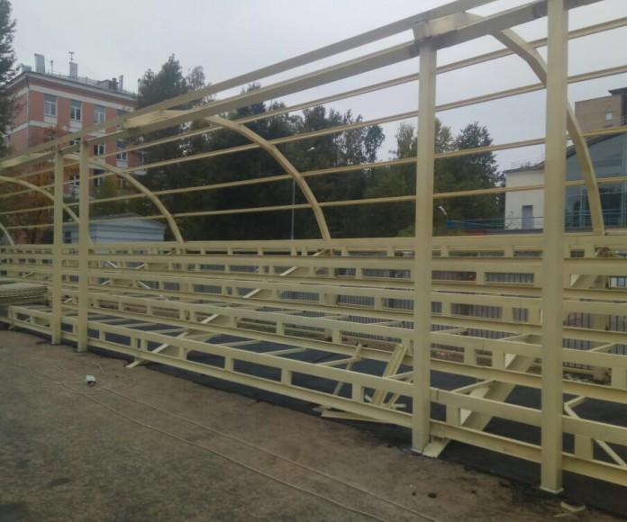 Фото Металлокаркас трибуны на школьном стадионе в Москве