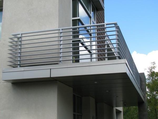 Фото Ограждение балкона с поперечинами из горизонтально расположенных пластин