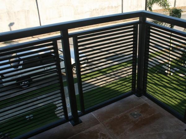 Фото Балконное ограждение из профильной трубы и полосы
