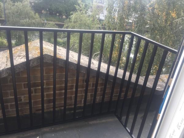 Фото Простое балконное ограждение из квадратной трубы