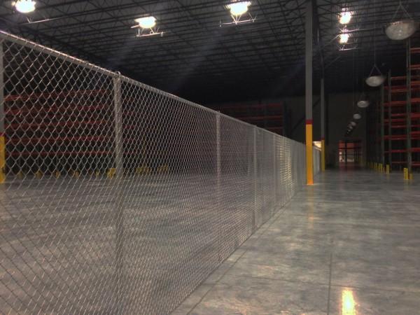 Фото Ограждение из сетки рабицы 45х45 мм для склада