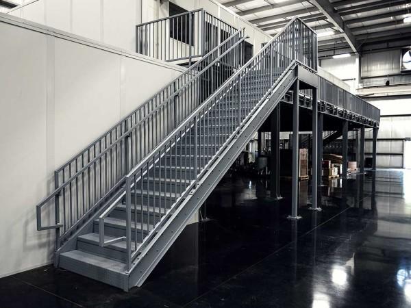 Фото Лестница прямая для мезонинного этажа