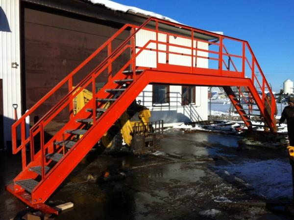 Фото Лестница промышленная с площадкой