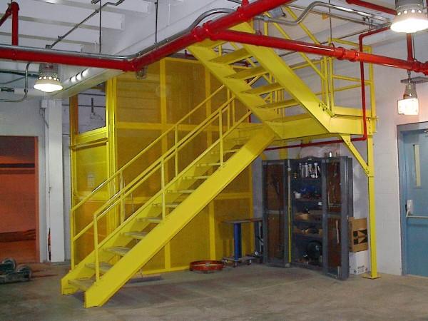 Фото Лестница на 2-й этаж с переходной площадкой