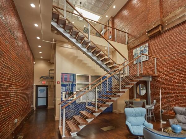 Фото Лестница с переходной площадкой на монокосоуре