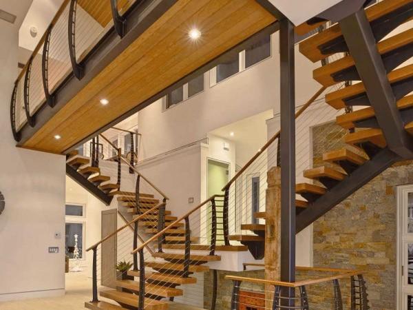 Фото Сложная лестница на монокосоуре