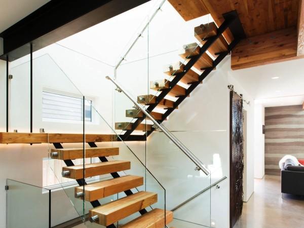 Фото Деревянная лестница с площадкой на металлокаркасе