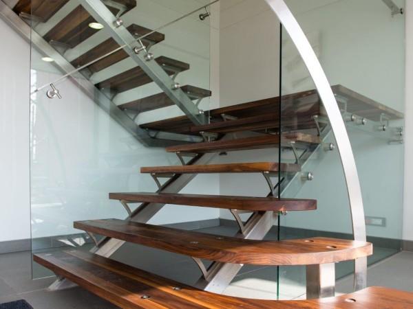 Фото Лестница на металлокаркасе из профильных труб