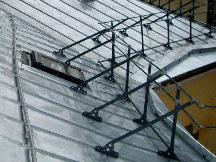 Фото Угловое кровельное ограждение с опорой