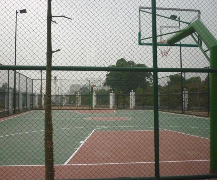 Фото Бюджетное ограждение спортплощадки