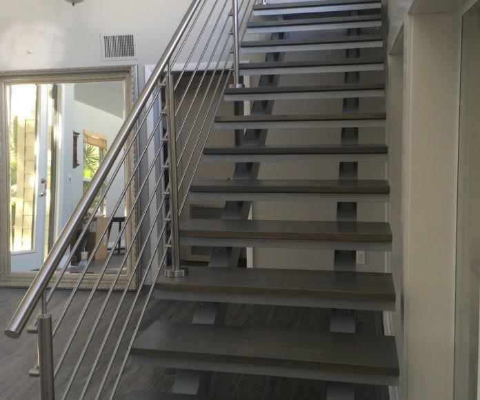 Фото Лестница на косоурах из трубы с ограждением из нержавейки