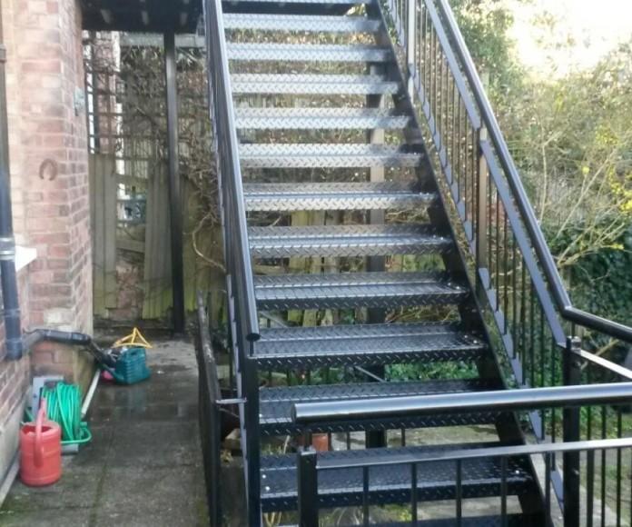 Фото Прямая стальная лестница с заходной площадкой