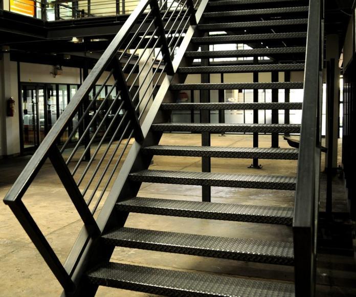 Фото Металлическая прямая лестница для склада