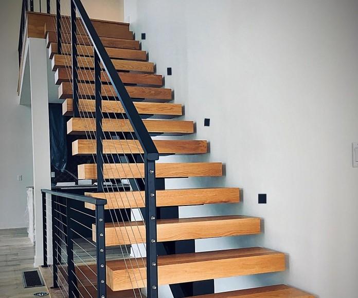 Фото Лестница с деревянными ступенями и стальными ограждениями