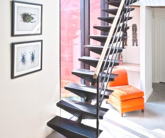 Фото Узкая лестница с гнутыми ступенями