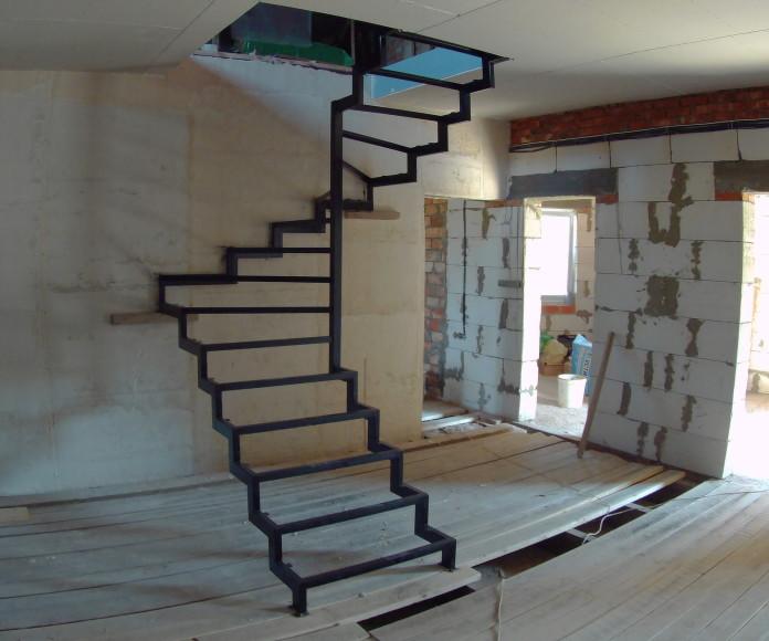 Фото Каркас лестницы на ломаном косоуре