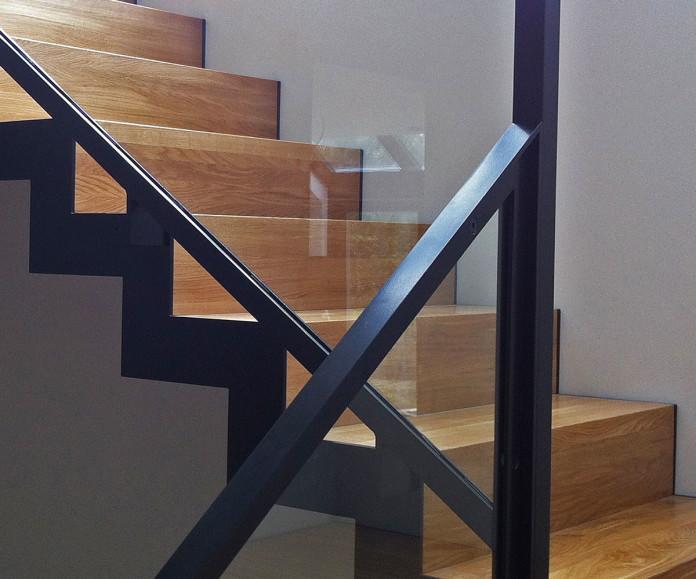 Фото Лестница на сдвоеном внешнем косоуре из листа