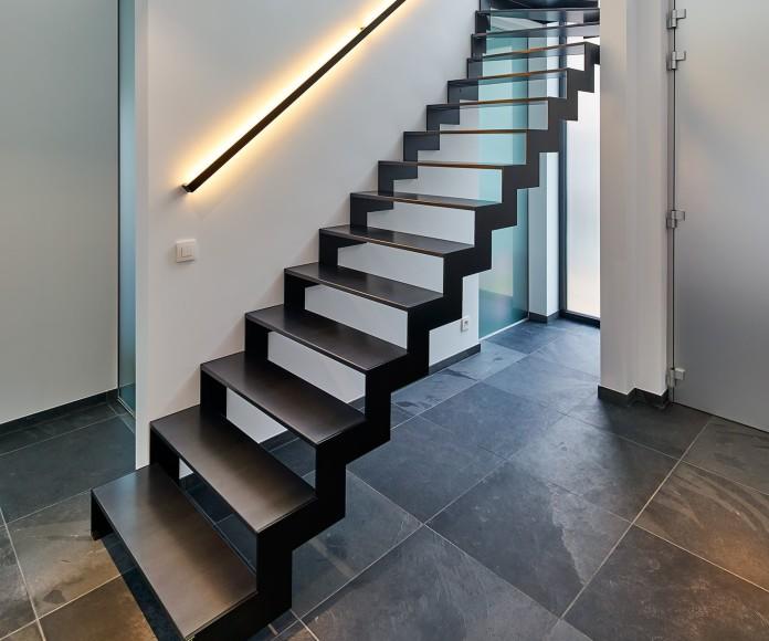 Фото Прямая лестница на косоурах из листа с забежной площадкой