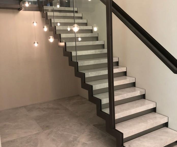 Фото Лестница на косоурах из листа с каркасом усиления