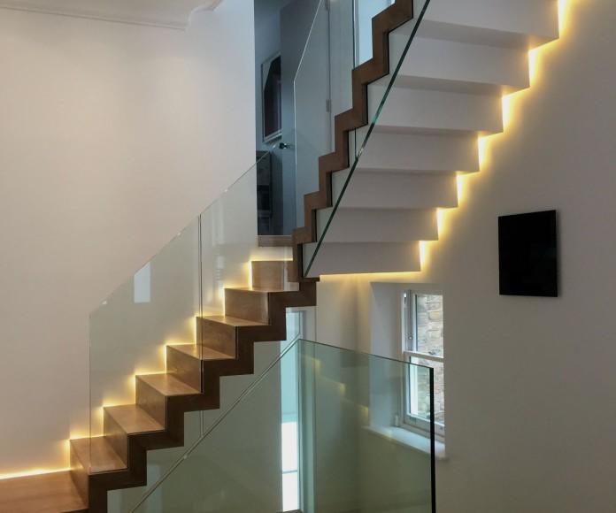 Фото Лестница на косоурах из листа с поворотом