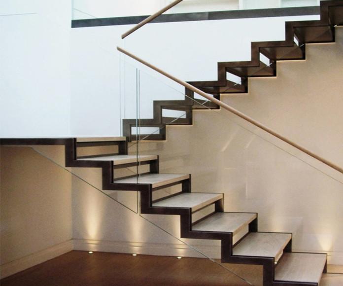 Фото Лестница на косоурах из профильной трубы с площадкой