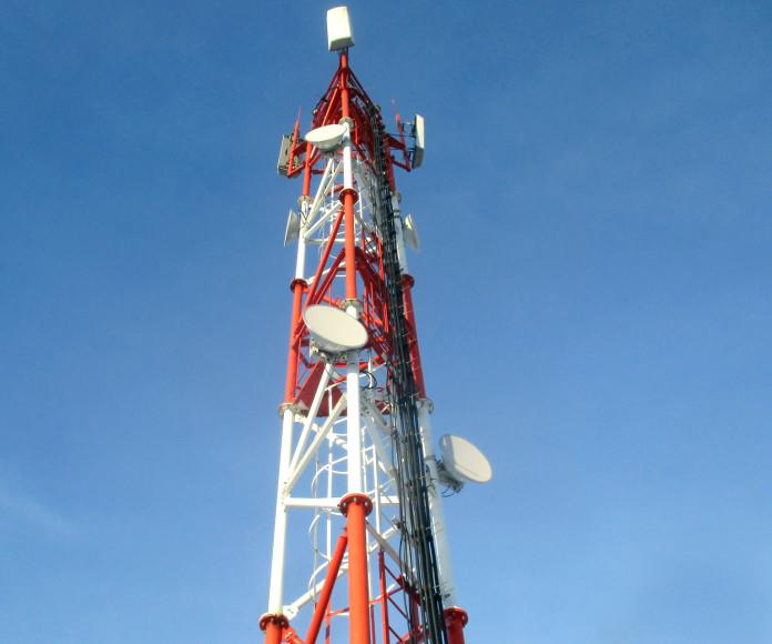 Фото Треугольная вышка сотовой связи