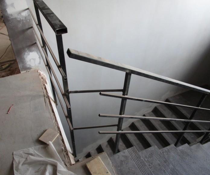 Фото Монтаж лестничных перил и ограждений площадки