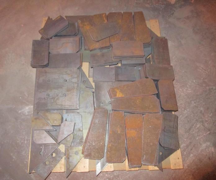 Фото А это партия пластин для сварки колонн