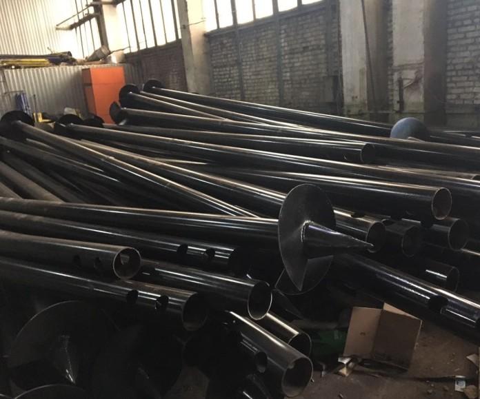 Фото Здесь видны отверстия для закручивания свай