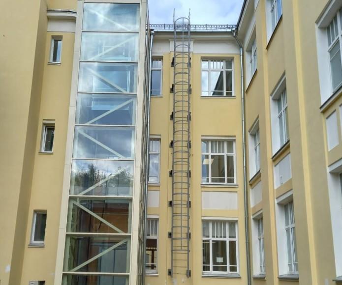 Фото Вертикальная лестница с ограждением и площадкой