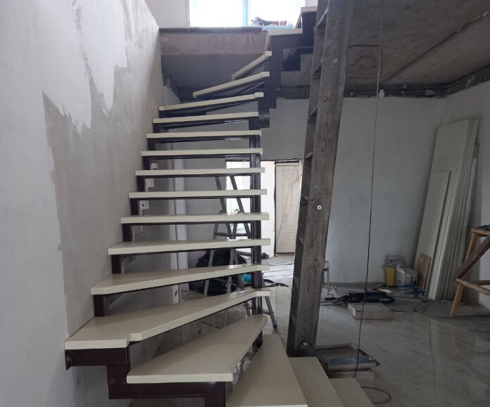 Каркас лестницы на двх ломанных косоурах