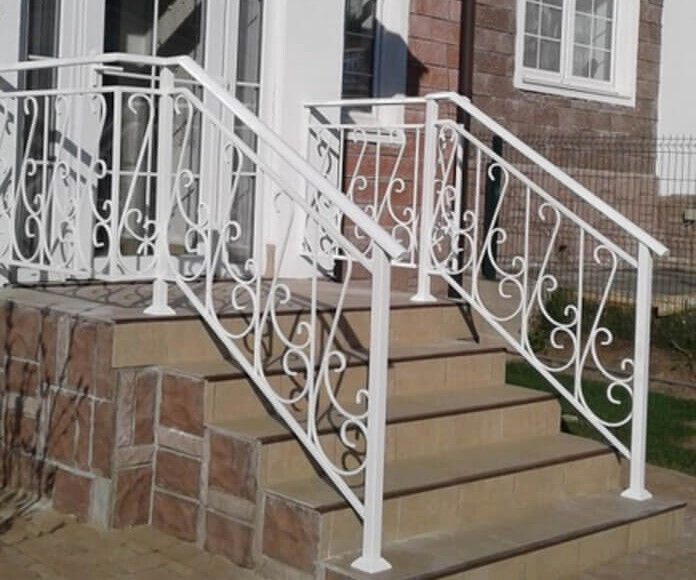 Фото Белые уличные сварные перила с узором
