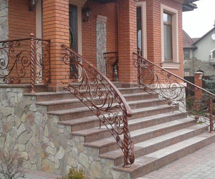 Фото Кованые перила для лестницы при входе в дом